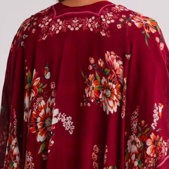 Vince Camuto Blooms Border Topper, Wine, One Size, NWT - Picture 4 of 4